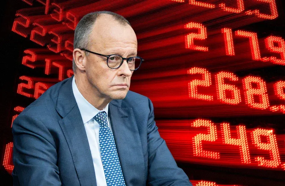 Collage: Bundeskanzler Friedrich Merz im Vordergrund, im Hintergrund Spritpreise einer Tankstelle. Collage: Surplus, Material: IMAGO/Chris Emil Janßen/Marc John