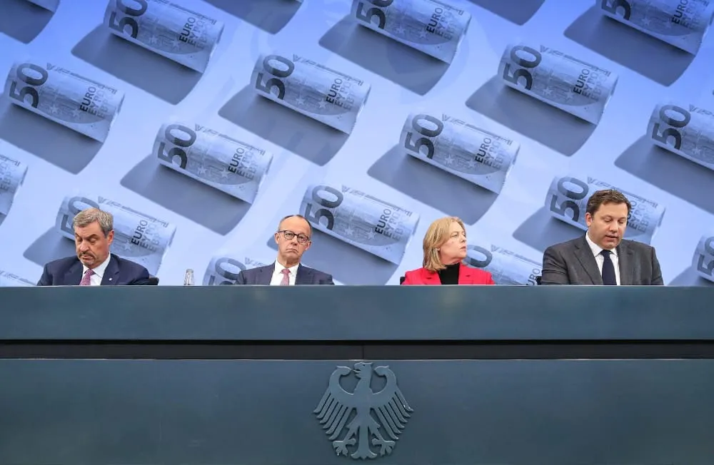 Markus Söder (CSU), Friedrich Merz (CDU), Bärbel Bas (SPD) und Lars Klingbeil (SPD) in einer Pressekonferenz. Collage: Surplus, Material: IMAGO/dts Nachrichtenagentur/Westend61