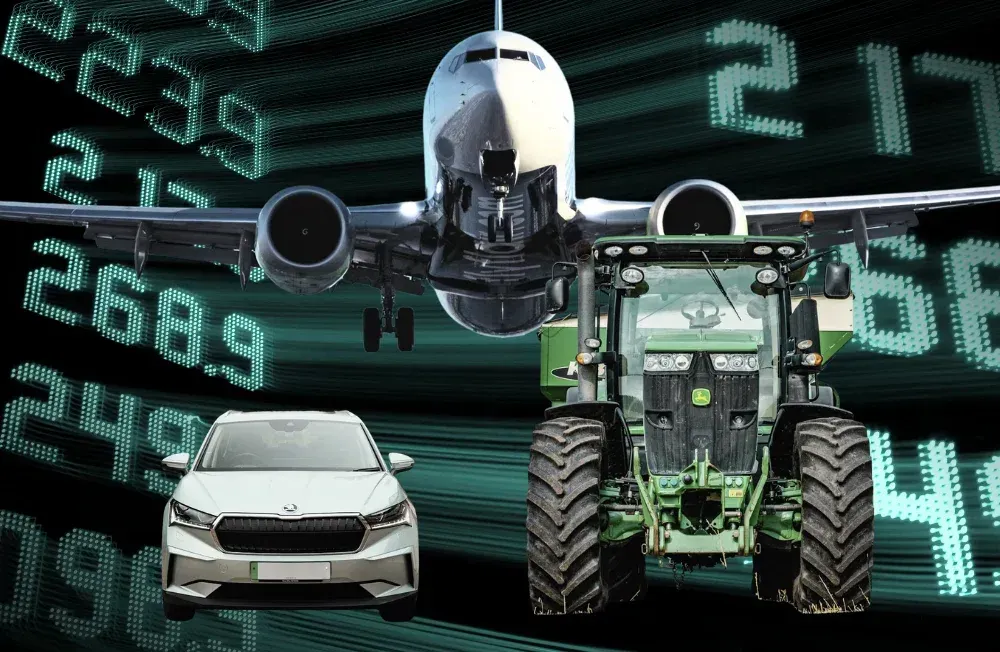Collage mit einem Auto, einem Traktor und einem Flugzeug im Vordergrund und verschwommenen Tankstellenpreisen im Hintergrund. Collage: Surplus, Material: Unsplash, IMAGO/Marc John