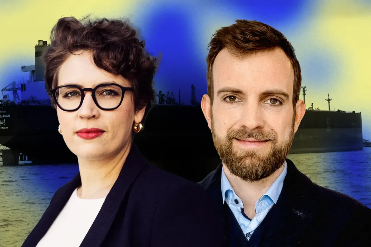 Portrait von Isabella Weber (l) und Gregor Semieniuk (r) mit einem Öltanker im Hintergrund. Collage: Surplus, Material: Marzena Skubatz, IMAGO/NurPhoto