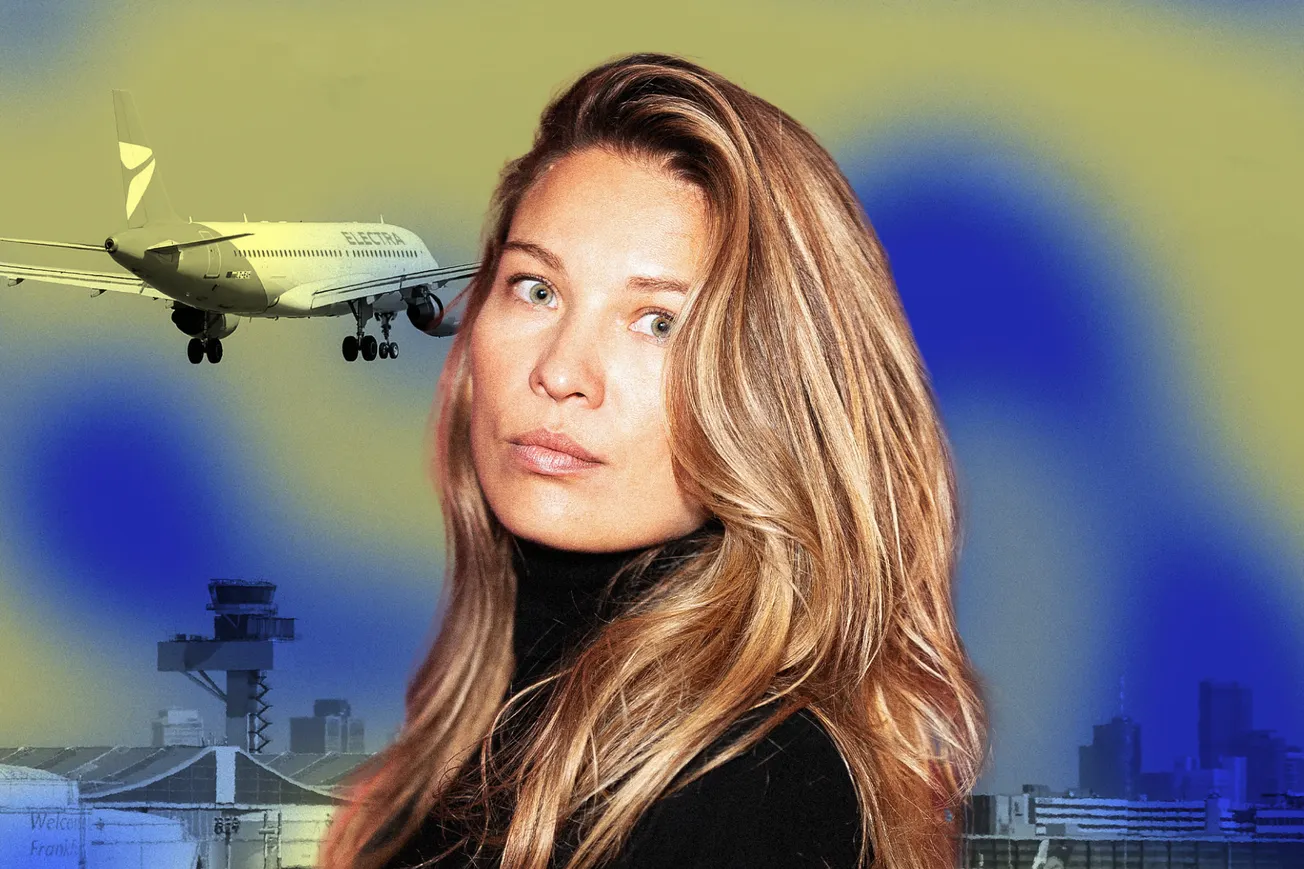 Martyna Linartas im Portrait im Vordergrund, im Hintergrund ein Flugzeug über einer Stadt, das gerade abhebt. Collage: Surplus, Material: Tim Kraehnke, Imago/HMB-Media International