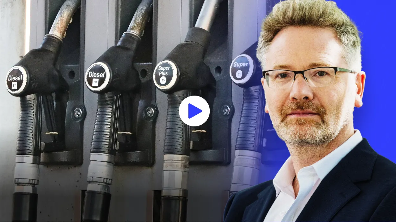 Im Vordergrund Portrait von Adam Tooze, im Hintergrund eine Zapfsäule einer Tankstelle. Collage: Surplus, Material: picture alliance/Ger Harley/EdinburghElitemedia, IMAGO/SNS UG/Depositphotos