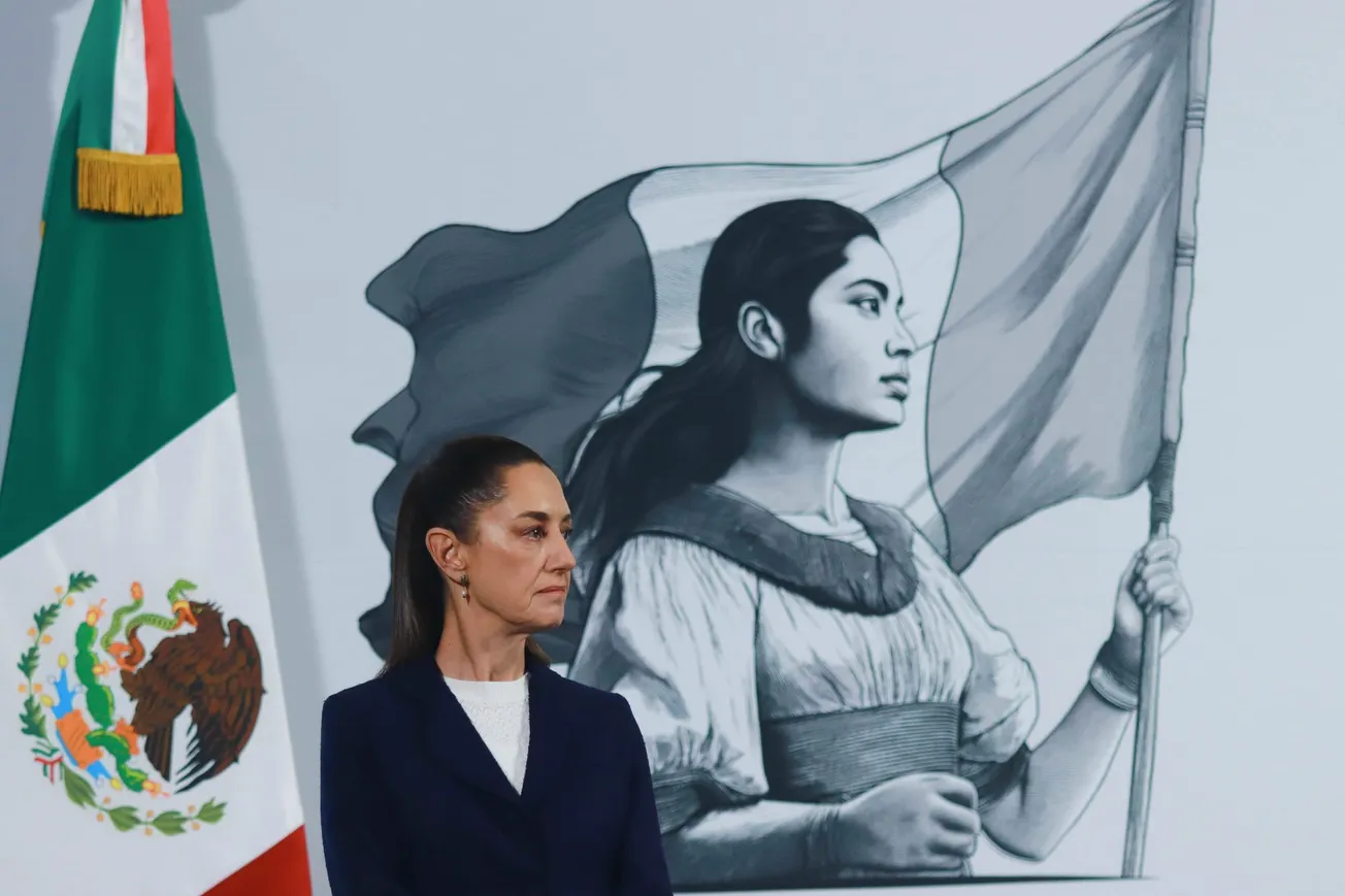Mexikos linkspopulistische Präsidentin Claudia Sheinbaum vor einer Wandmalerei mit einer Frau, die die mexikanische Flagge in der Hand trägt. Credit: IMAGO/aal.photo