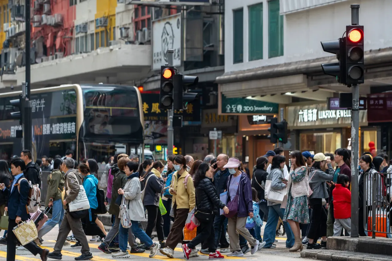 Viele Menschen überqueren eine Straße in Hongkong, China (Symbolbild). Credit: IMAGO/NurPhoto