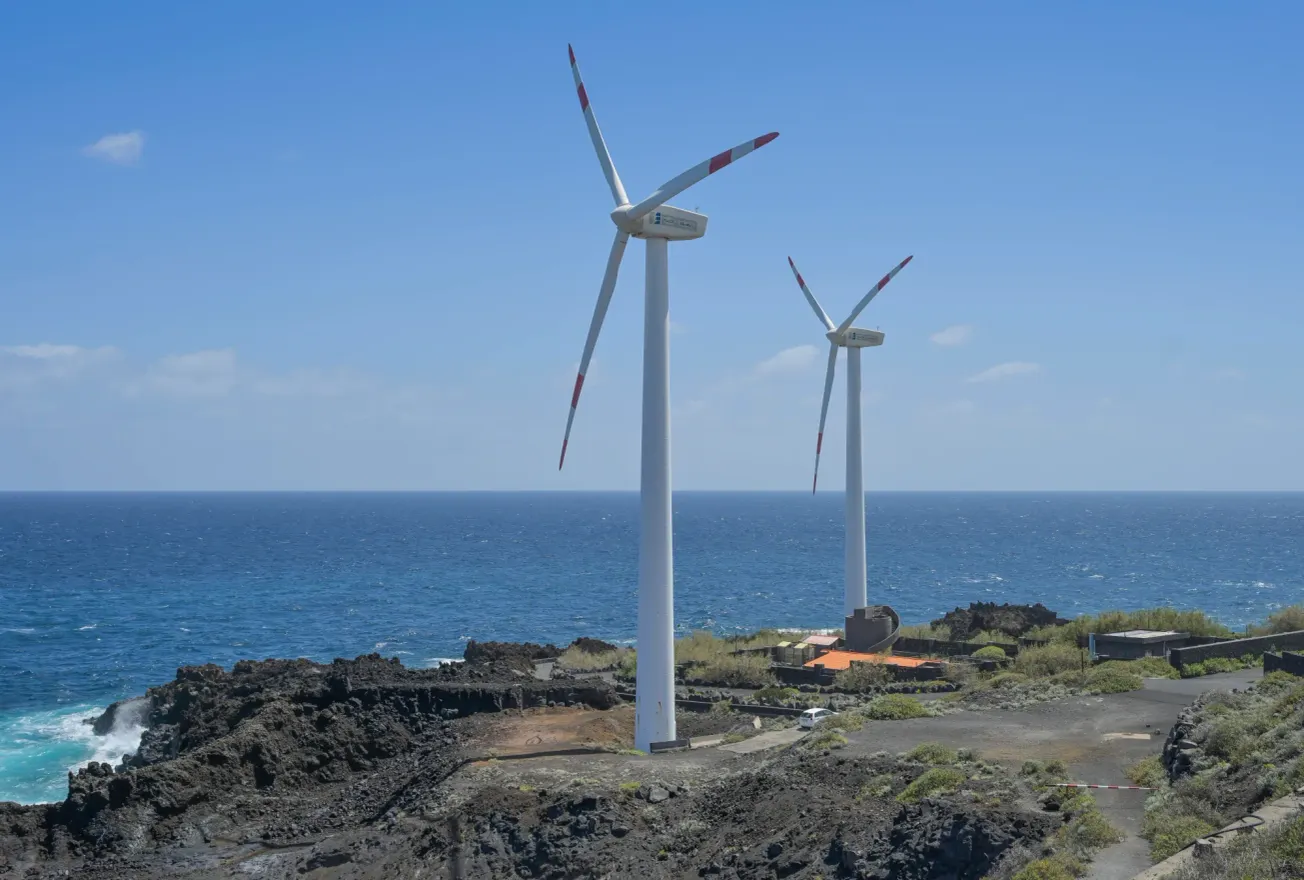 Windräder vor der Küste von La Palma in Spanien. Credit: IMAGO/Joko