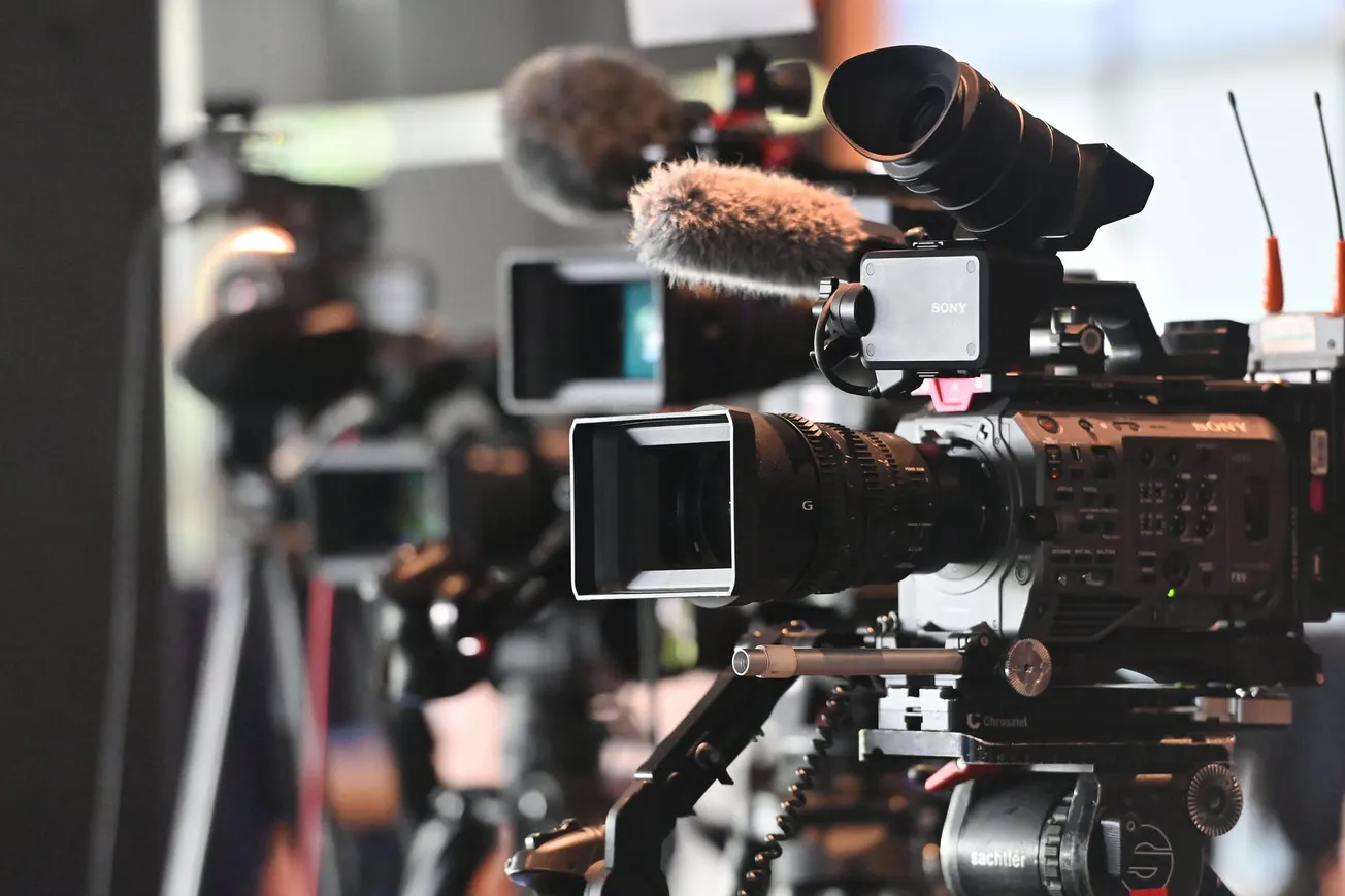 Kameras bei einer Pressekonferenz (Symbolbild). Credit: IMAGO/Sven Simon