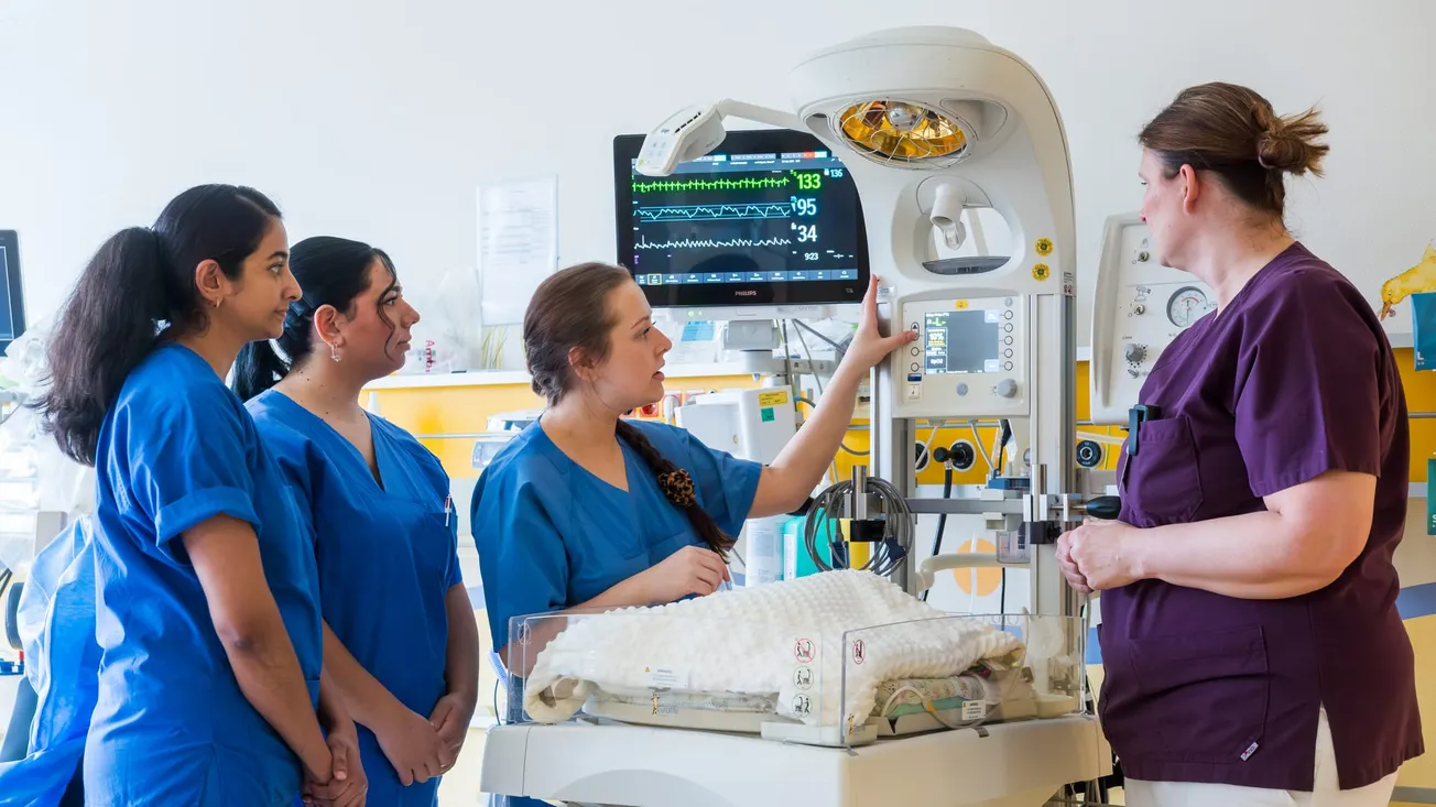 Vier Krankenpflegerinnen in einer Klinik für Kinder. Credit: IMAGO/Funke Foto Services