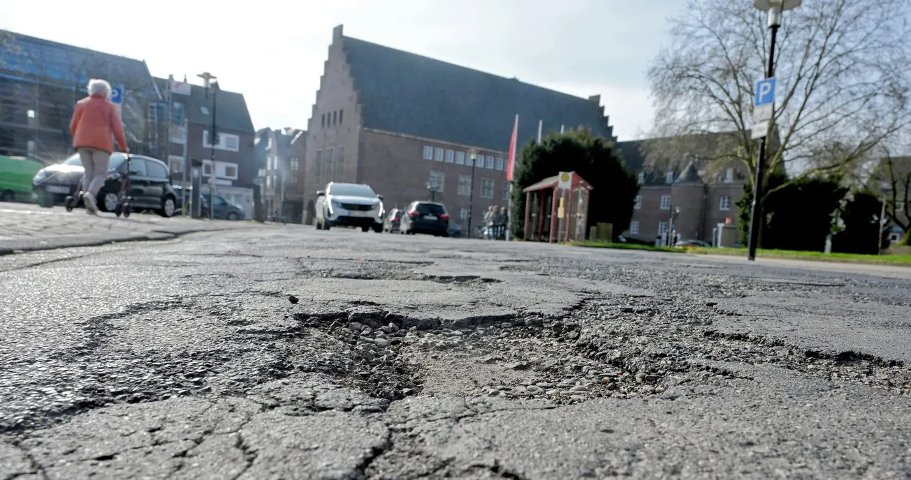Eine Straße in Emmerich mit großen Schlaglöchern im Asphalt. Credit: IMAGO/Funke Foto Services