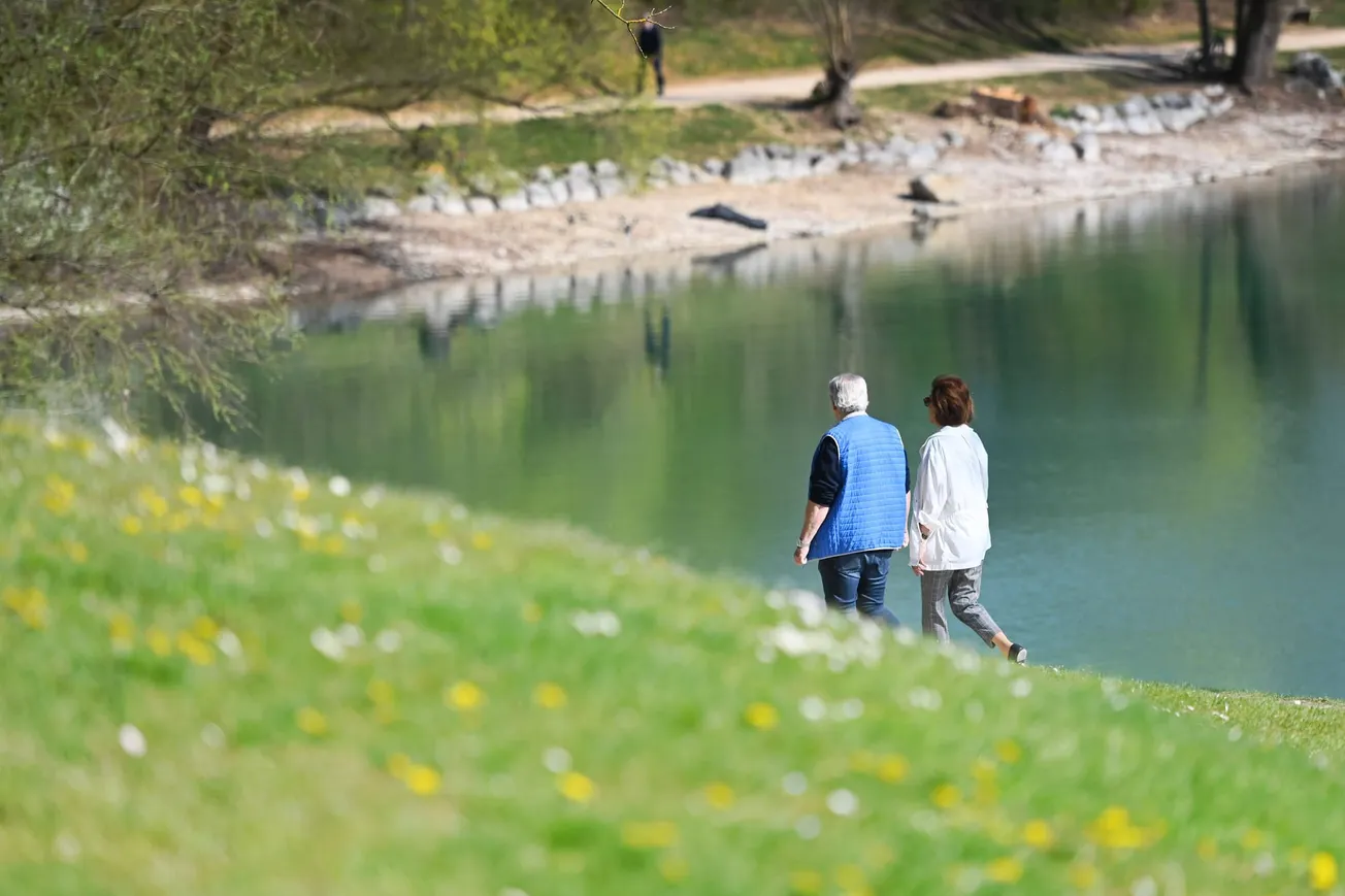 Rentner beim Spazieren. Credit: IMAGO/Sven Simon