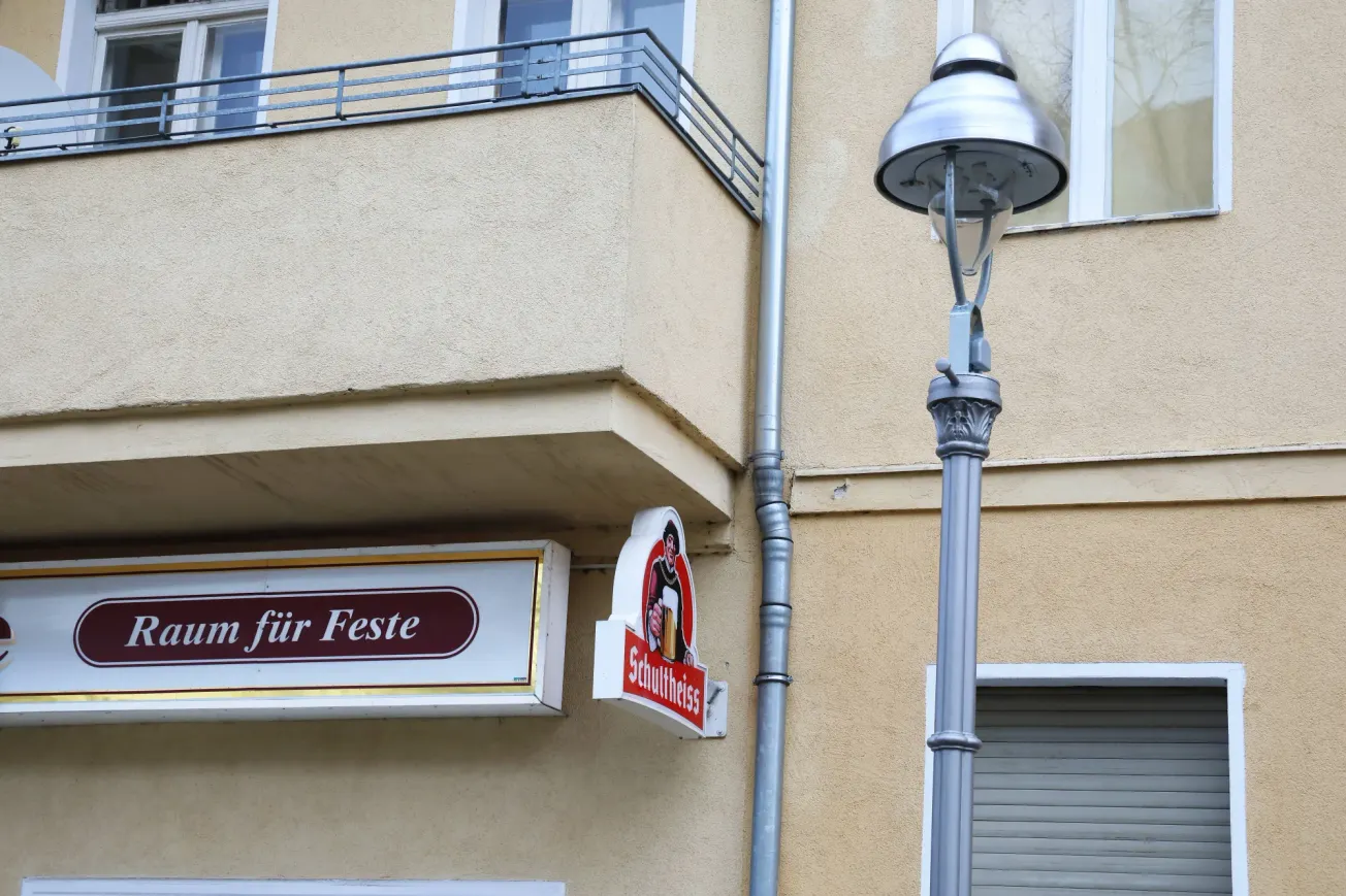 Foto von einer Hausfassade mit einem Lokal im Erdgeschoss mit der Aufschrift »Raum für Feste« (Symbolbild). Credit: IMAGO/Müller-Stauffenberg
