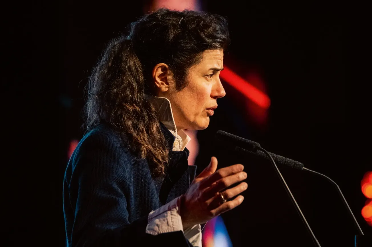 Isabelle Ferreras spricht in ein Mikrofon. Credit: Isabelle Ferreras 