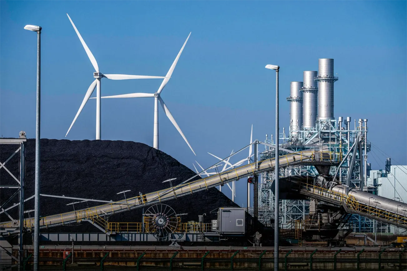 Ölanlage im Vordergrund, im Hintergrund Windkrafträder. Foto: IMAGO/Jochen Tack 