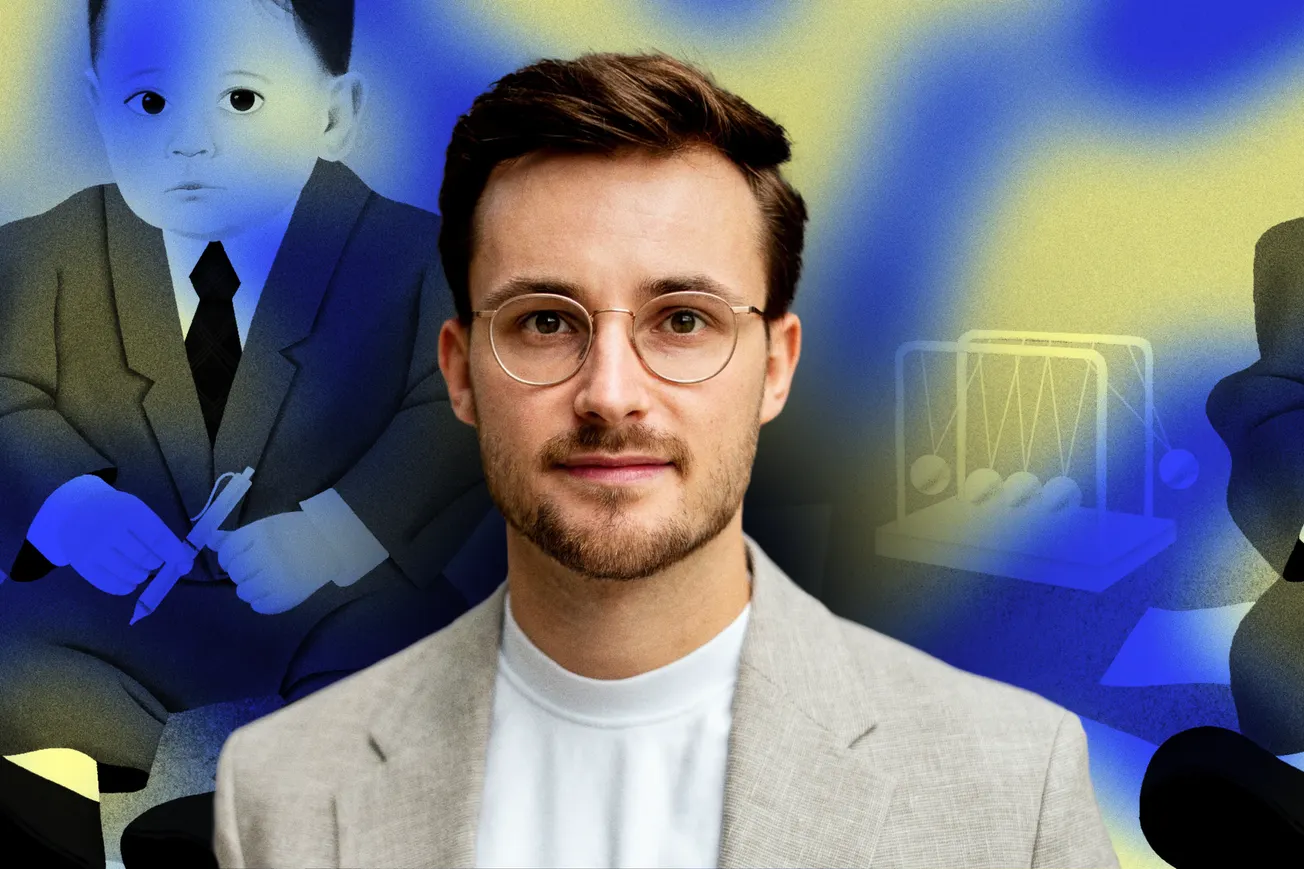 Im Vorderhrund Maurice Höfgen im Portrait, im Hintergrund ein Baby in einem Anzug und Kugelschreiber in der Hand. Collage: Surplus, Material: Andreas Schmidt, Zane Zlemeša