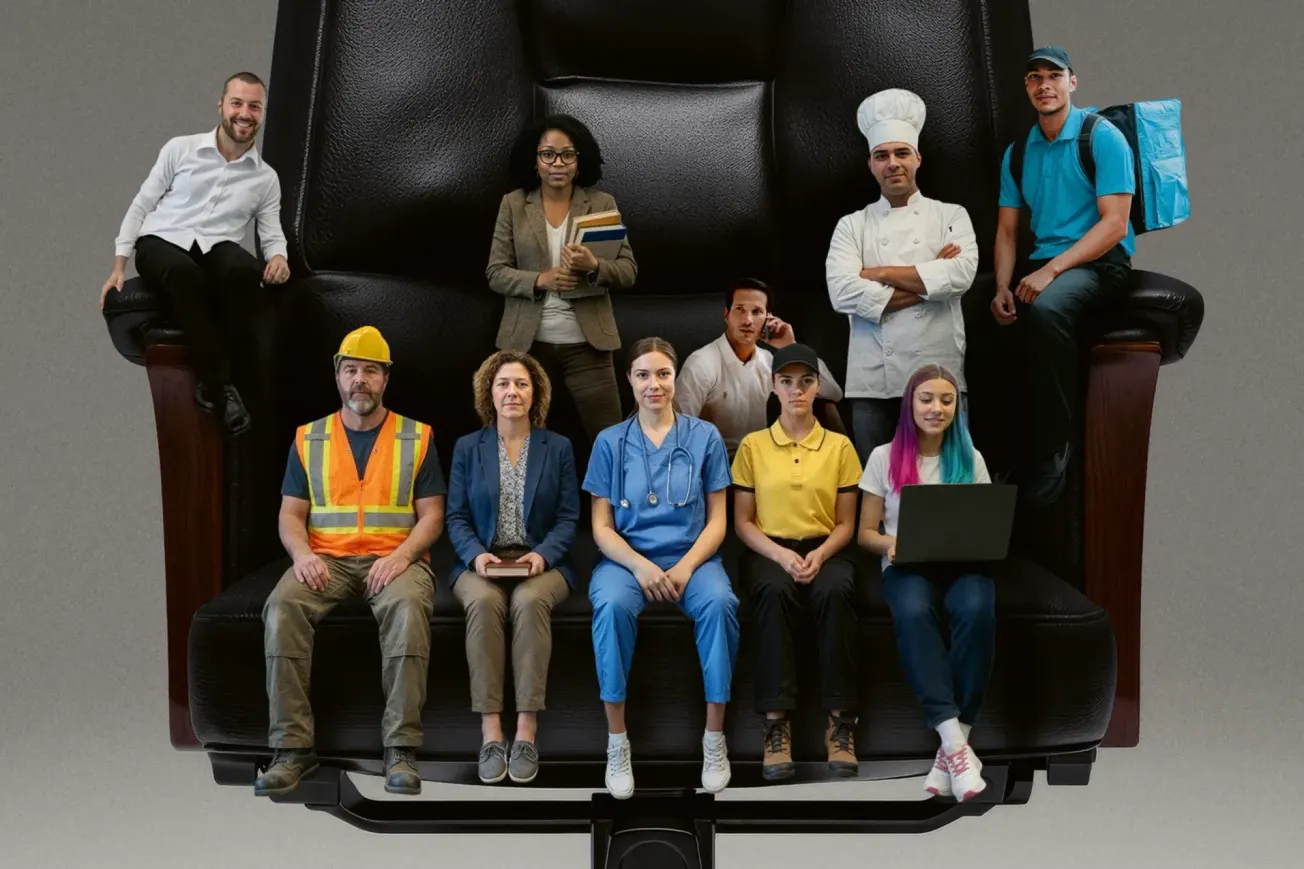 Illustration: Viele kleine Menschen aus verschiedenen Berufen, darunter eine Ärztin, ein Koch oder ein Essenslieferant, sitzen auf einem überdimensionierten Bürostuhl. Collage: Surplus