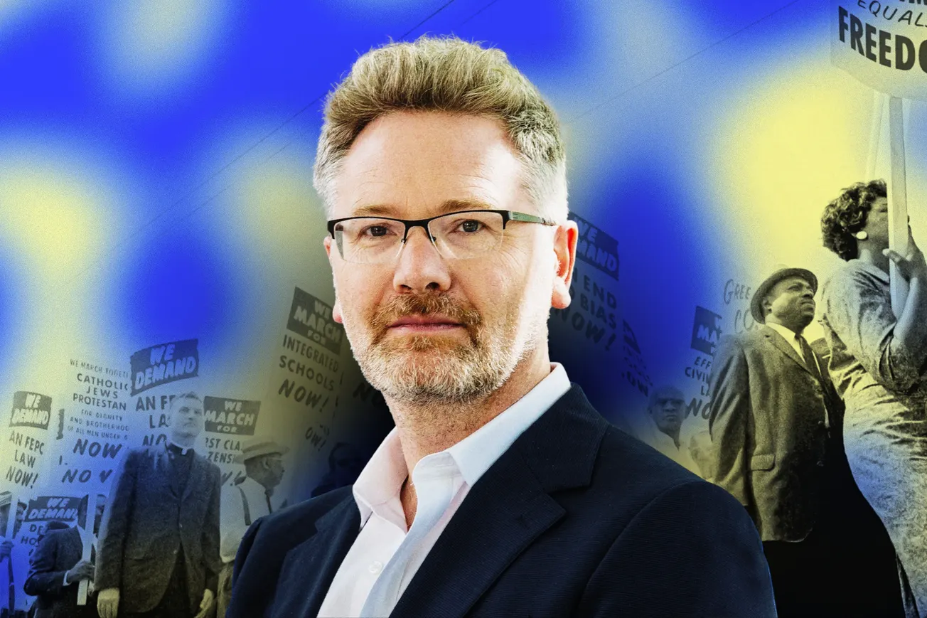 Adam Tooze im Portrait im Vordergrund, im Hintergrund Menschen, die demonstrieren. Collage: Surplus, Material: picture alliance/Ger Harley/EdinburghElitemedia, Unseen Histories