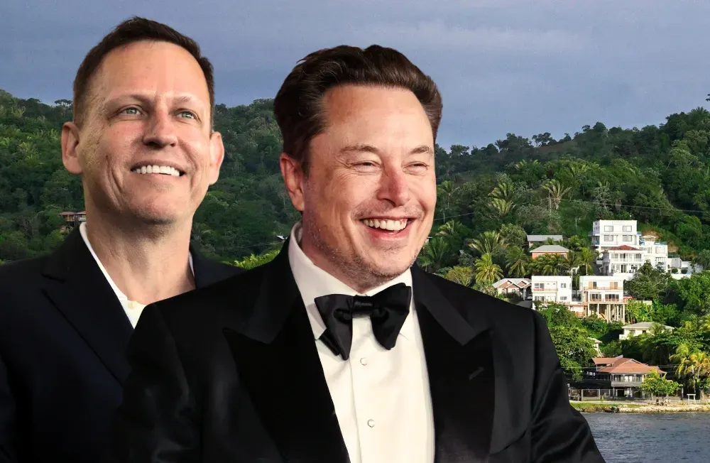 Peter Thiel (l) und Elon Musk (r) im Vordergrund, im Hintergrund die Privatstadt »Próspera«. Collage: Surplus, Material: IMAGO/ZUMA Press Wire/Image Press Agency/ZUMA Press Wire