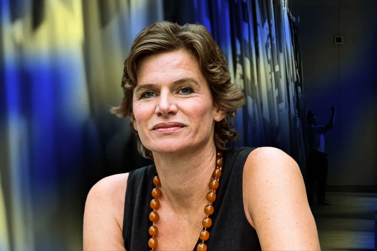 Im Vordergrund Mariana Mazzucato, im Hintergrund Flaggen aufgereiht. Collage: Surplus, Material: IMAGO/NurPhoto