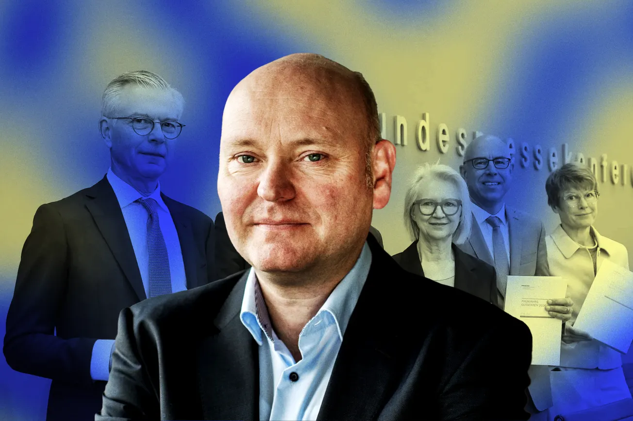 Achim Truger im Vordergrund, der Sachverständigenrat Wirtschaft im Hintergrund in der Bundespressekonferenz. Collage: Surplus, Material: IMAGO/dts Nachrichtenagentur
