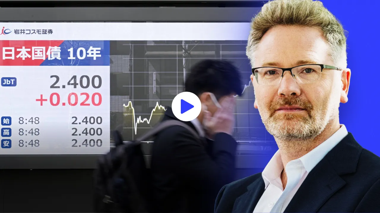 Im Vordergrund Adam Tooze, im Hintergrund läuft ein Mann in Japan ein einer Anzeige mit steigendeCollage: Surplus, Material: picture alliance/Ger Harley/EdinburghElitemedia, IMAGO/Kyodo News
