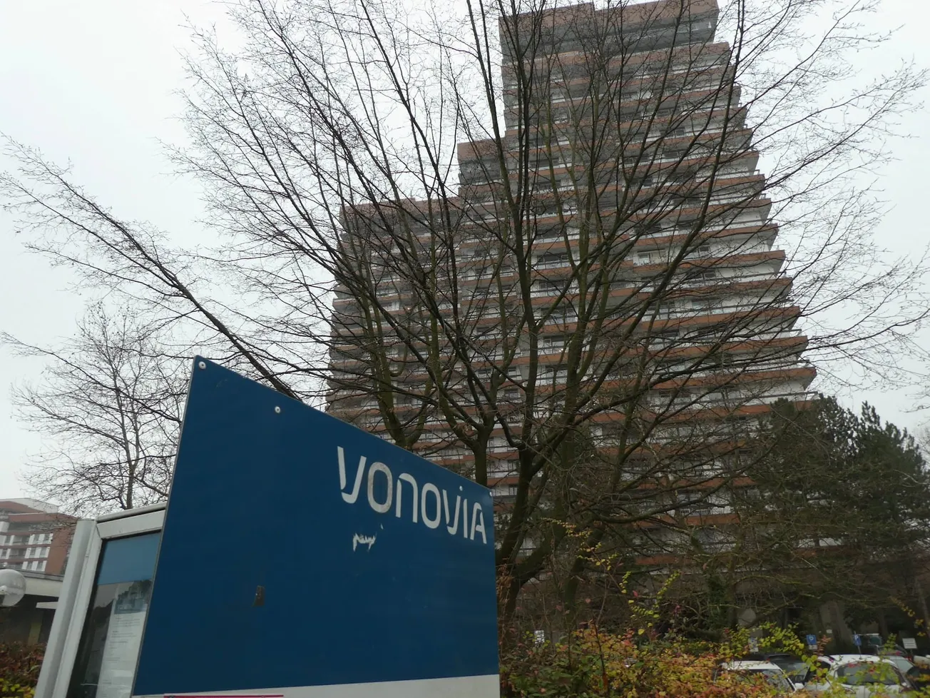 Schriftzug des Immobilienkonzern Vonovia SE und Gebäude des Wohnpark Köln Bayenthal. Credit: IMAGO/Horst Galuschka