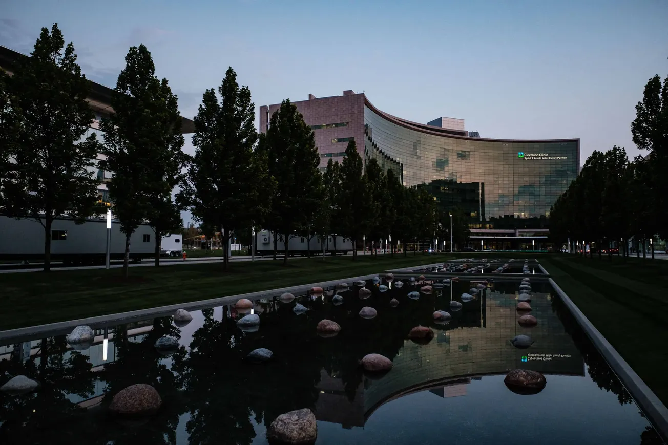 Die Cleveland Clinic in Cleveland mit einem Brunnen im Vordergrund. Credit: IMAGO/ZUMA Press Wire