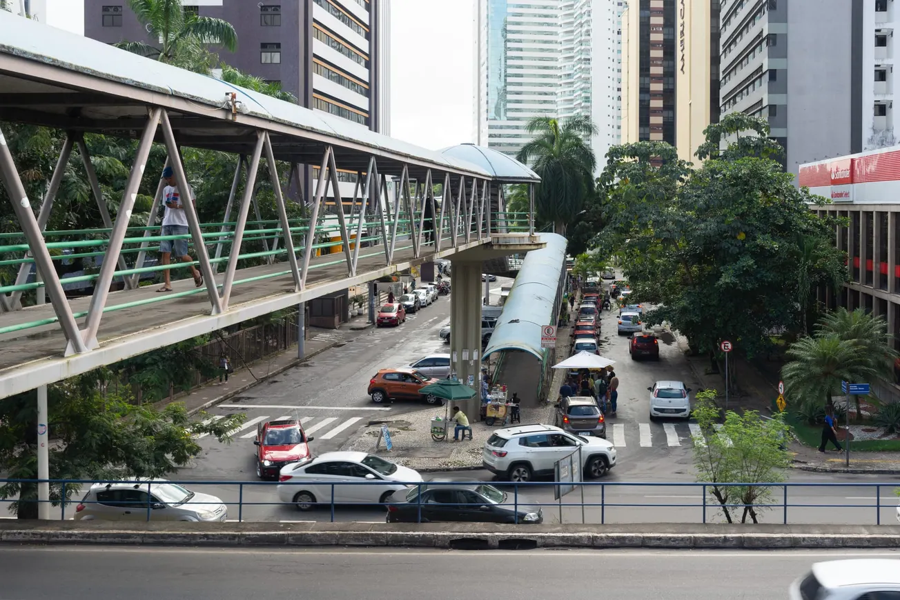 Draufsicht auf eine Fußgängerbrücke über die Tancredo-Neves-Allee in der Stadt Salvador, Bahia (Symbolbild). Credit: IMAGO/Pond5 Images