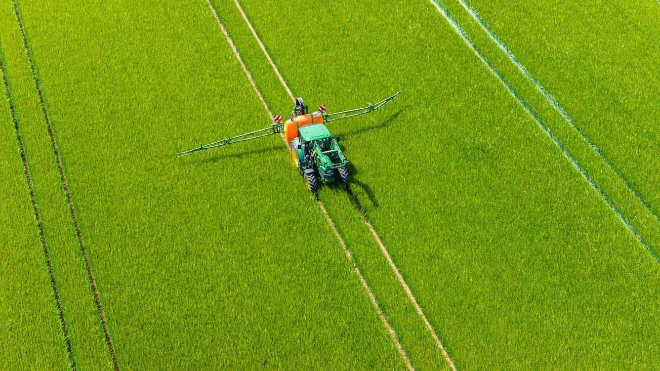 Auf einem Feld werden Düngemittel ausgebracht.Credit: IMAGO/Arnulf Hettrich.