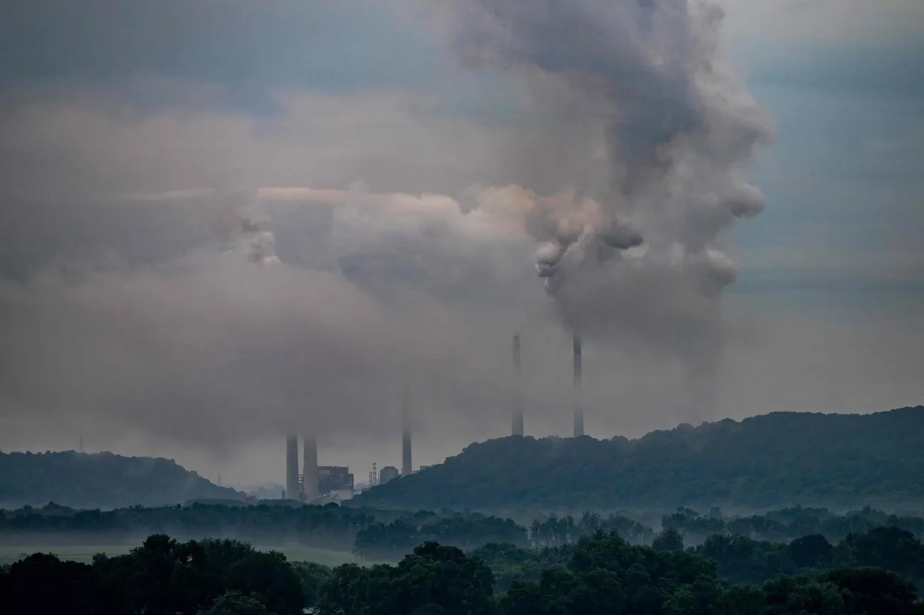 Rauch steigt auf aus Industrieschornsteinen (Symbolbild). Credit: IMAGO/NurPhoto
