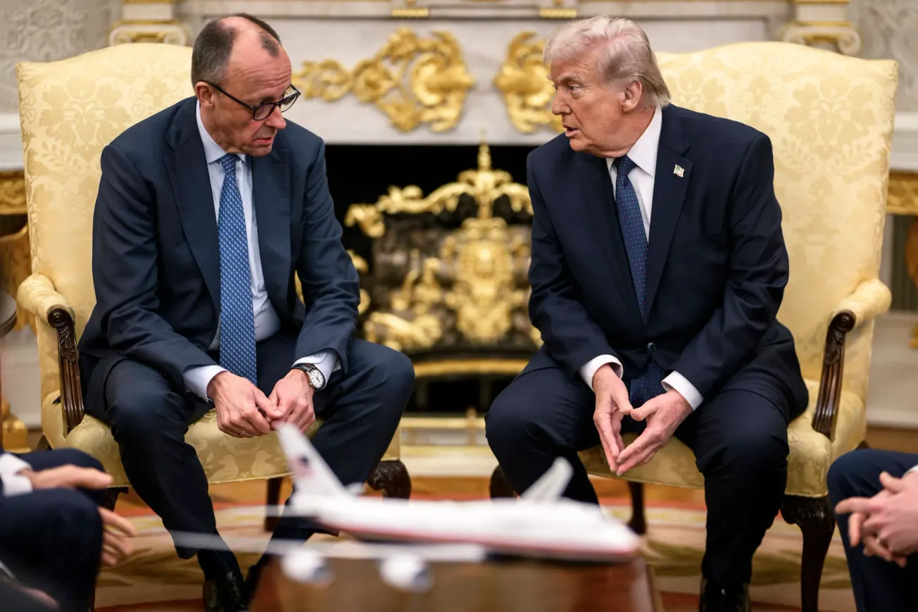 Donald Trump (r) und Friedrich Merz (l) reden im Oval Office. Credit: IMAGO/ZUMA Press Wire