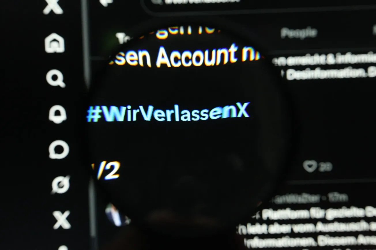 Der Hashtag #WirverlassenX ist auf einem Bildschirm in der Plattform X zu sehen. Credit: IMAGO/Hanno Bode