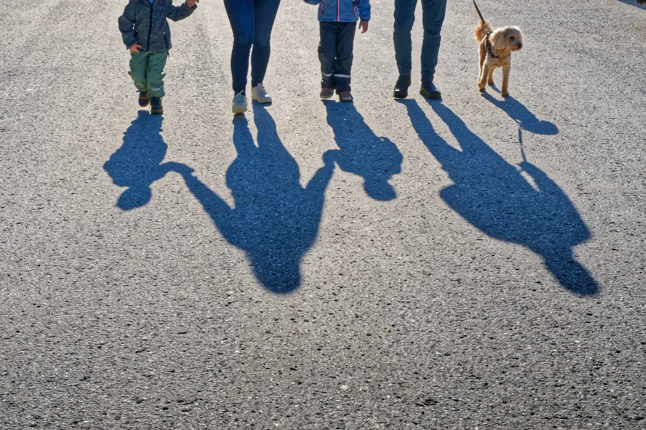 Eltern sind mit ihren beiden Kindern und dem Hund gemeinsam unterwegs. Credit: IMAGO/Rolf Poss