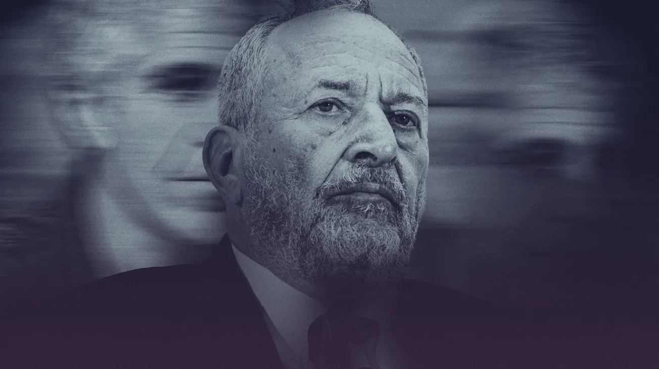 Larry Summers im Vordergrund, im Hintergrund verschwommen Jeffrey Epstein. Collage: Surplus, Material: IMAGO/ZUMA Press Wire