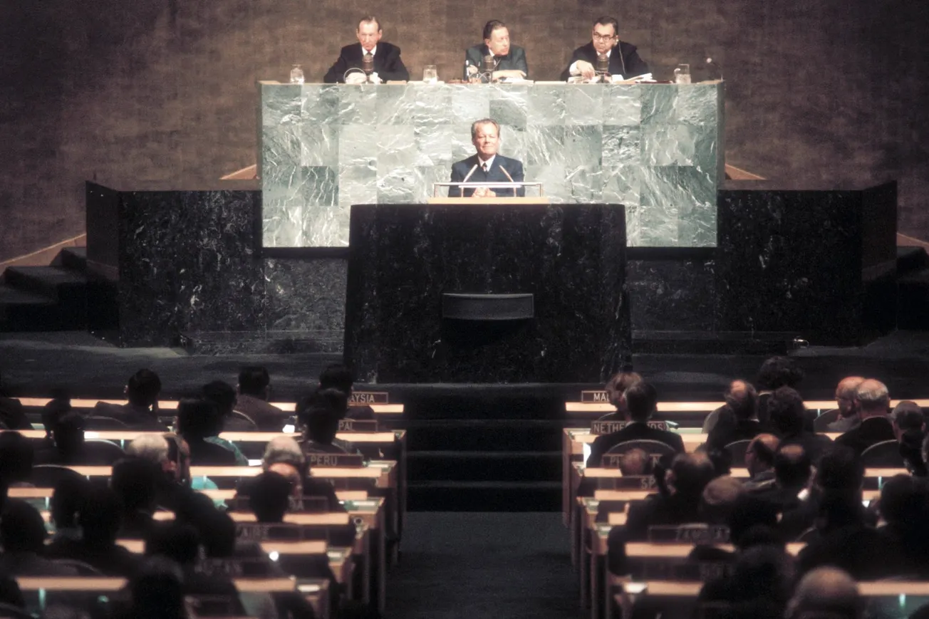 Bundeskanzler Willy Brandt (Mitte, SPD) während einer Rede vor der Generalversammlung der Vereinten Nationen in New York. Credit: IMAGO/Sven Simon
