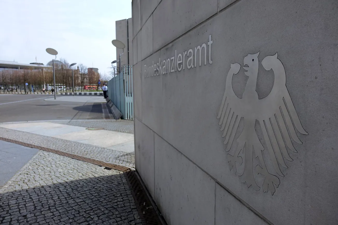 Die Einfahrt des Bundeskanzleramts, wo sich am Mittwoch die Spitzen von Regierung, Arbeitgebern und Gewerkschaften treffen werden. ACredit: IMAGO/Steinach