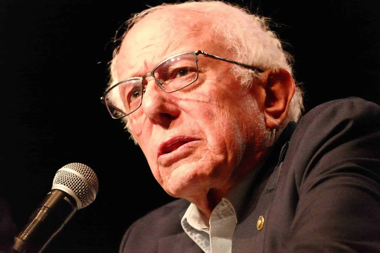 Bernie Sanders hält eine Rede. Credit: IMAGO/MediaPunch