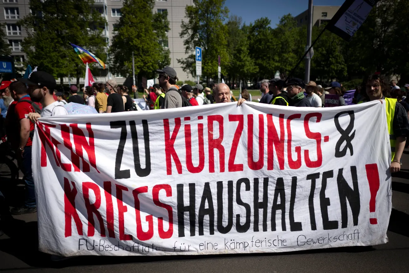 Protestierende gegen Haushaltskürzungen in Berlin am Tag der Arbeit. Credit: IMAGO / IPON
