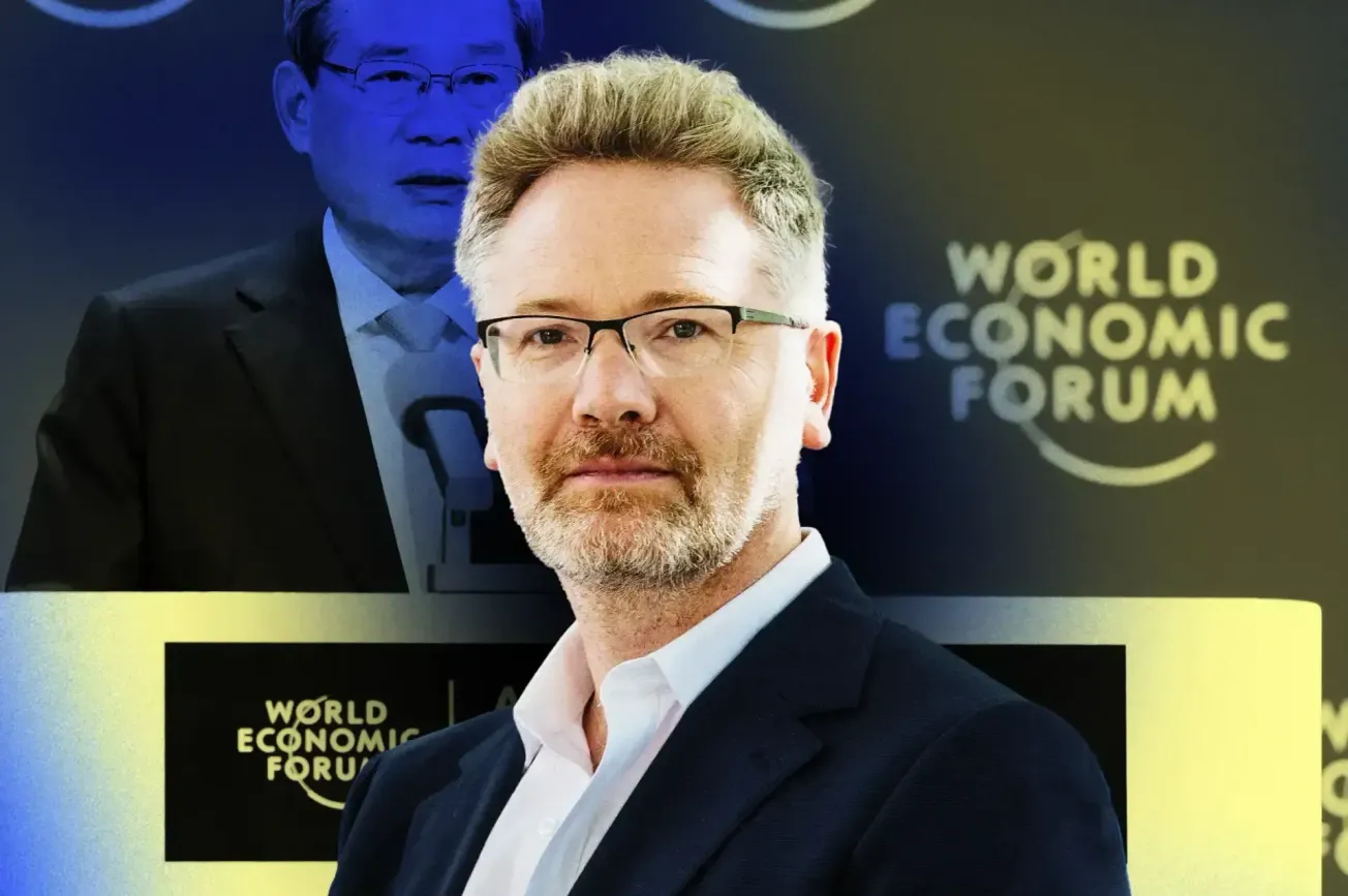Adam Tooze, im Hintergrund Li Qiang beim »Sommer-Davos«. Collage: Surplus, Material: picture alliance/Ger Harley/EdinburghElitemedia,IMAGO/Xinhua