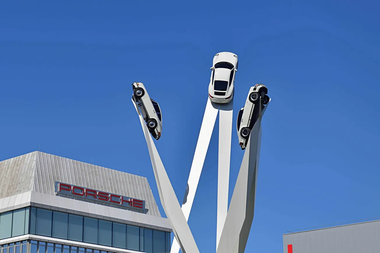 Porsche Fahrzeuge verschiedener Dekaden als Plastik vor dem Porsche Werk in Zuffenhausen. Credit: IMAGO/Daniel Kubirski.