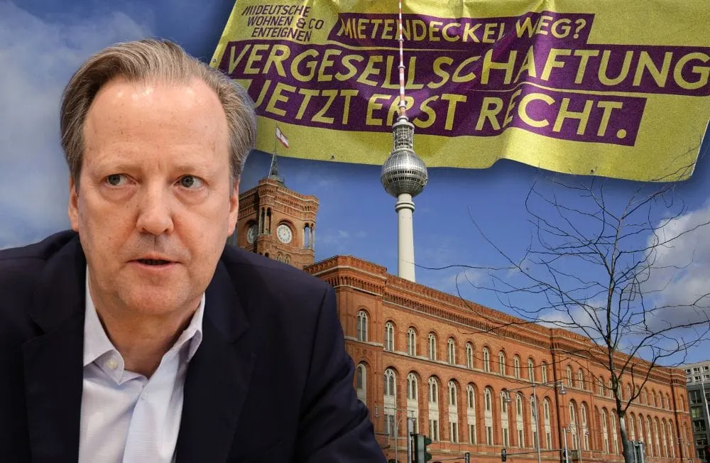 Tom Krebs im Vordergrund, im Hintergrund das Rote Rathaus in Berlin, der Berliner Fernsehturm und ein Plakat für Vergesellschaftung. Collage: Surplus, Material: IMAGO/Kena Images/Steinach/Met