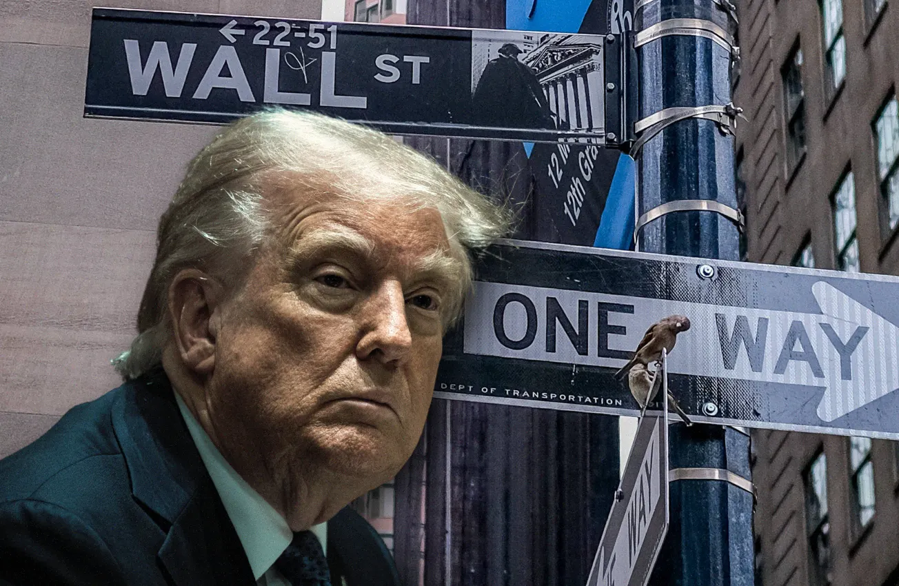 Im Vordergrund Donald Trump, im Hintergrund ein Straßenchild mit der Aufschrift »Wall Street«. Credit: IMAGO/Newscom/AdMedia/Gonzales Photo
