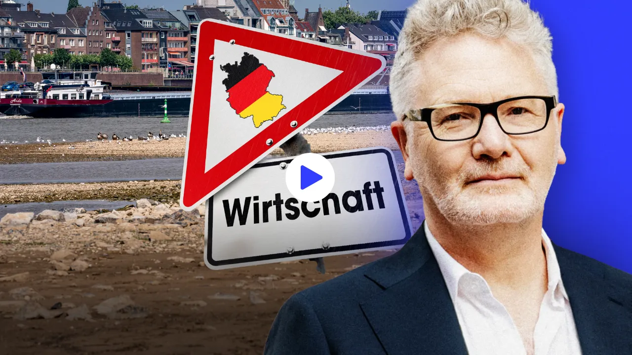 Adam Tooze im Vordergrund, im Hintergrund der vertrocknete Rhein und ein Schild mit einem Umriss von Deutschland und der Aufschrift »Wirtschaft«. Collage: Surplus, Material: Doro Zinn, IMAGO/