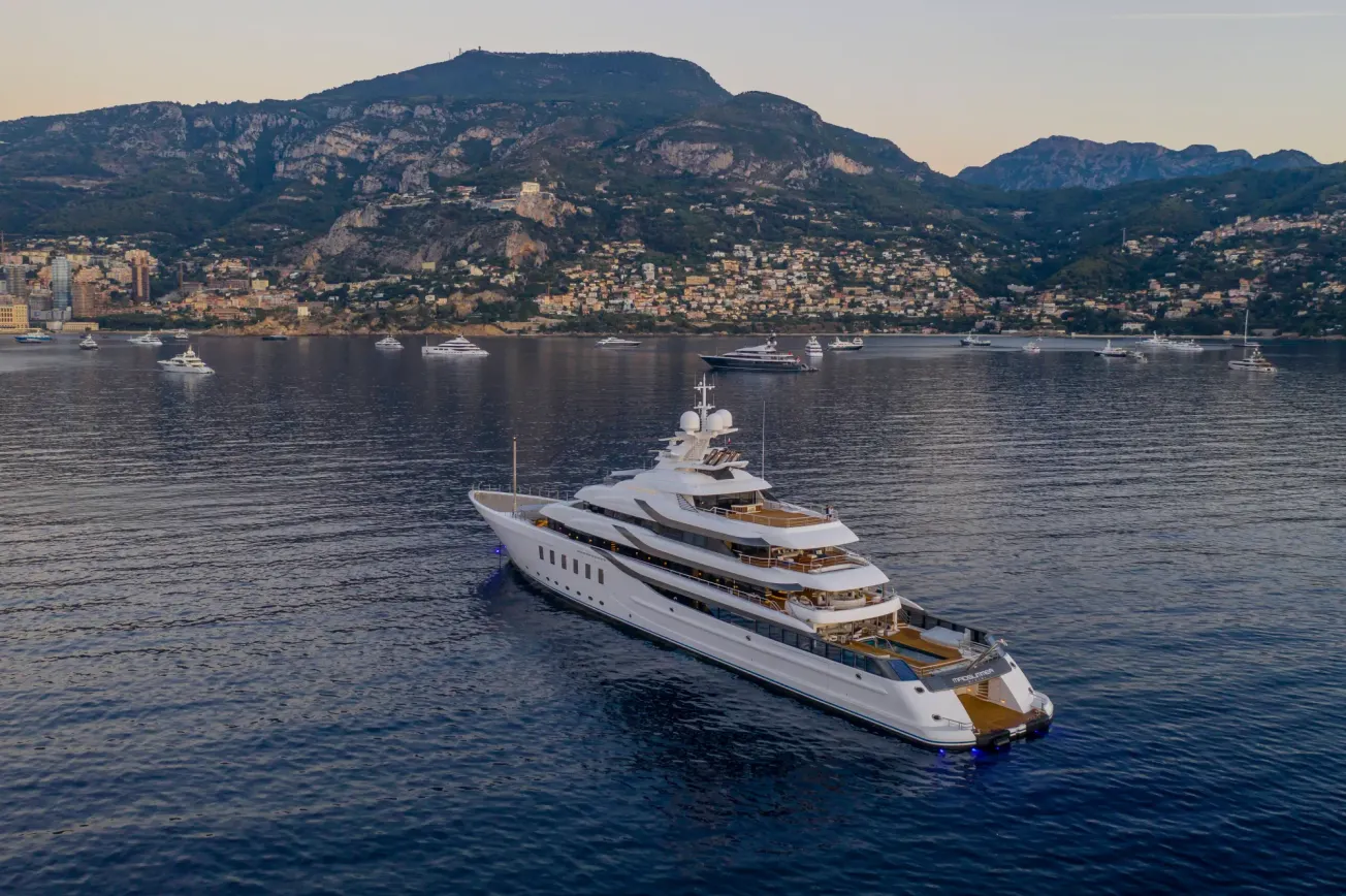 Luftaufnahme einer Motoryacht. Credit: IMAGO/Peter Seyfferth