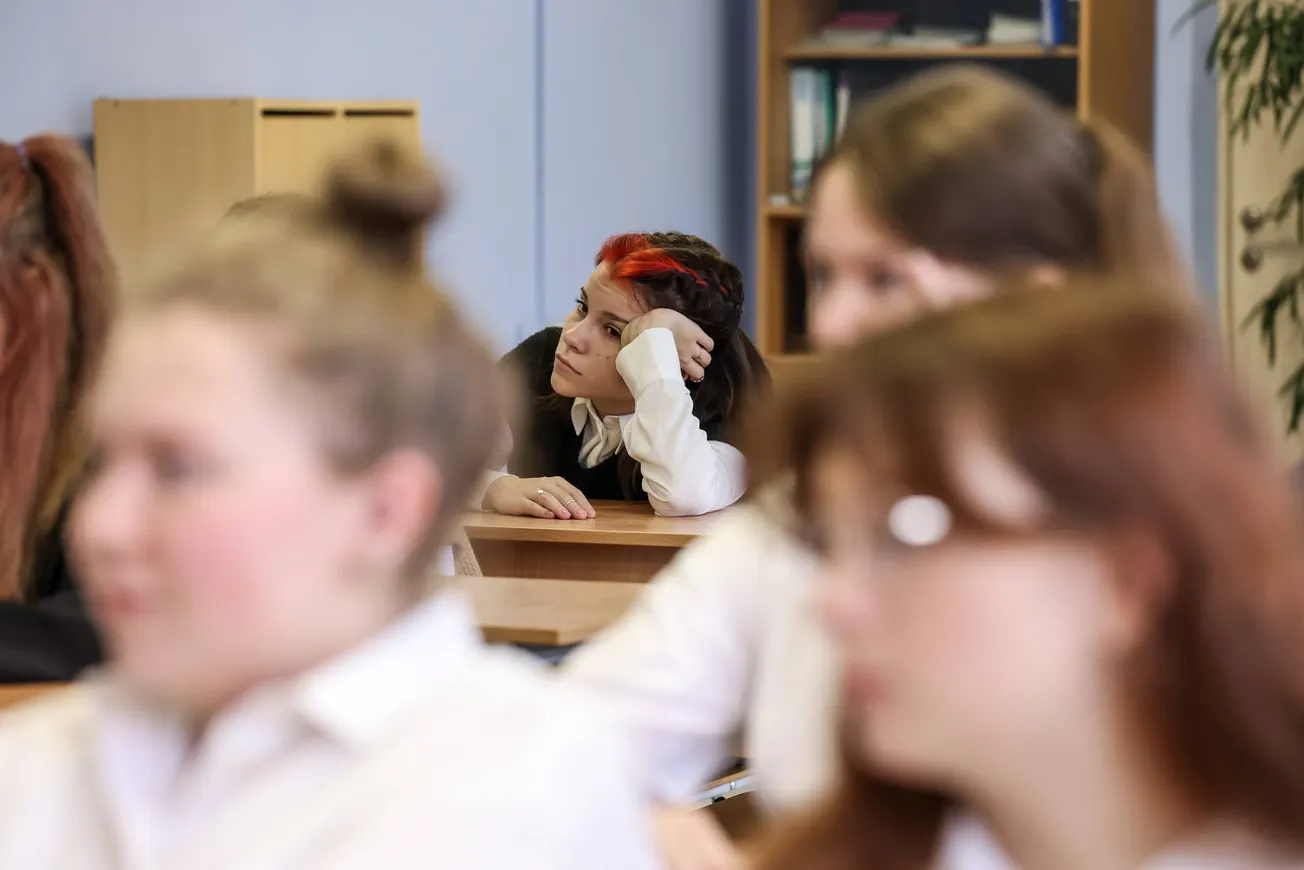 Gelangweilte Schülerinnen im Klassenraum. Credit: IMAGO/ITAR-TASS