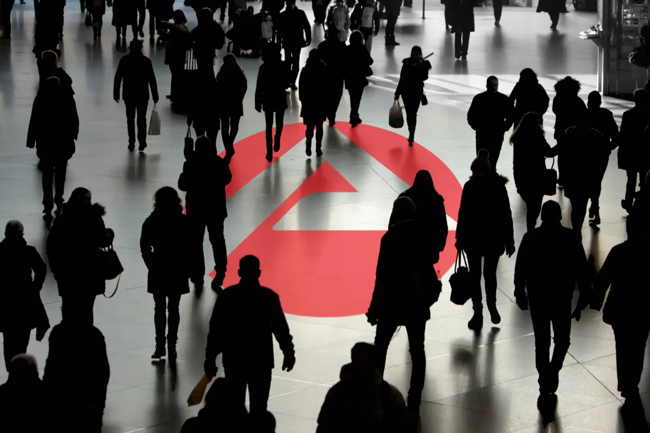 Logo der Bundesagentur für Arbeit mit Menschenmenge. Credit: IMAGO/Ralph Peters