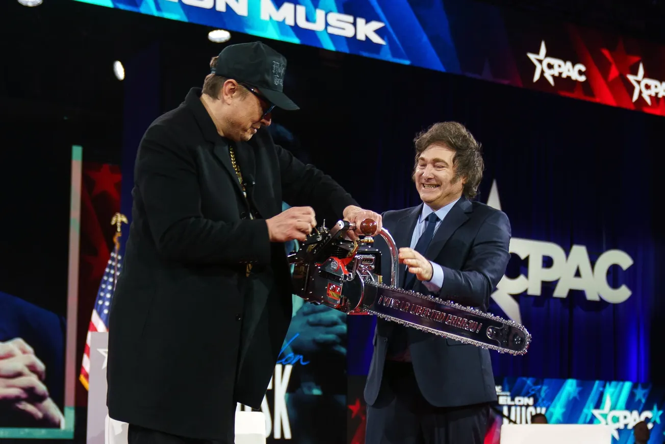 Freunde der Kettensäge unter sich: Der Tech-Magnat Elon Musk und der argentinische Präsident Milei vergangenes Jahr beim konservativen Kongress CPAC. Credit: IMAGO/ZUMA Press Wire