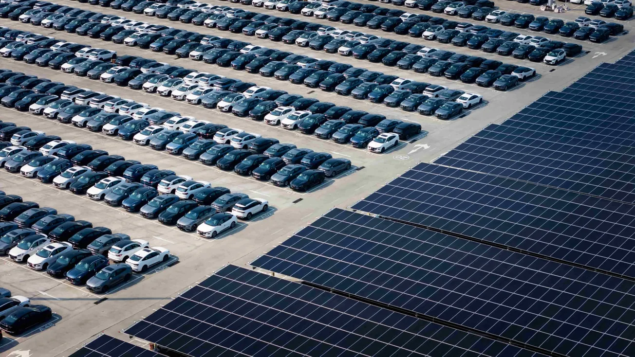 Reihen von E-Autos und Solarpanele in Chongqing, China. Credit: IMAGO/VCG.
