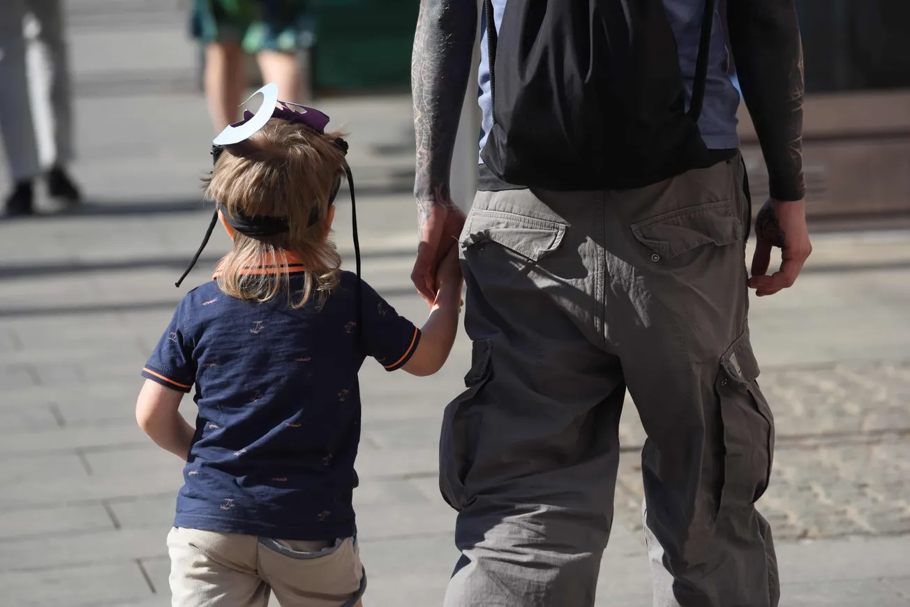 Ein Vater hält sein Kind an der Hand. Credit: IMAGO/Elmar Gubisch.
