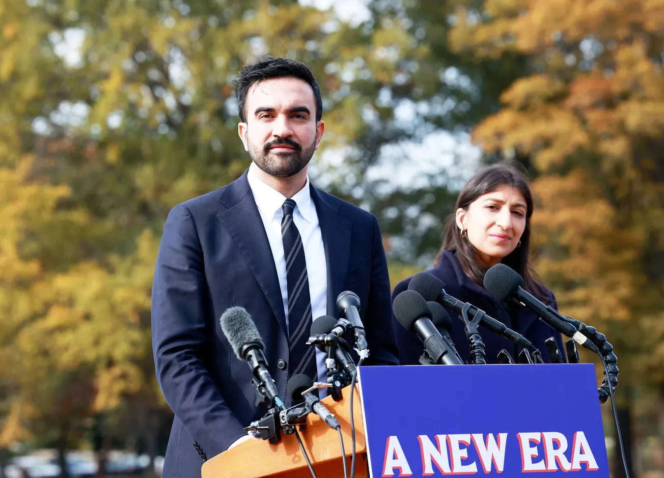 Bürgermeister Zohran Mamdani und EDC-Vorsitzende Lina Khan bei einer Veranstaltung in New Yor. Credit: IMAGO/Zuma Press Wire