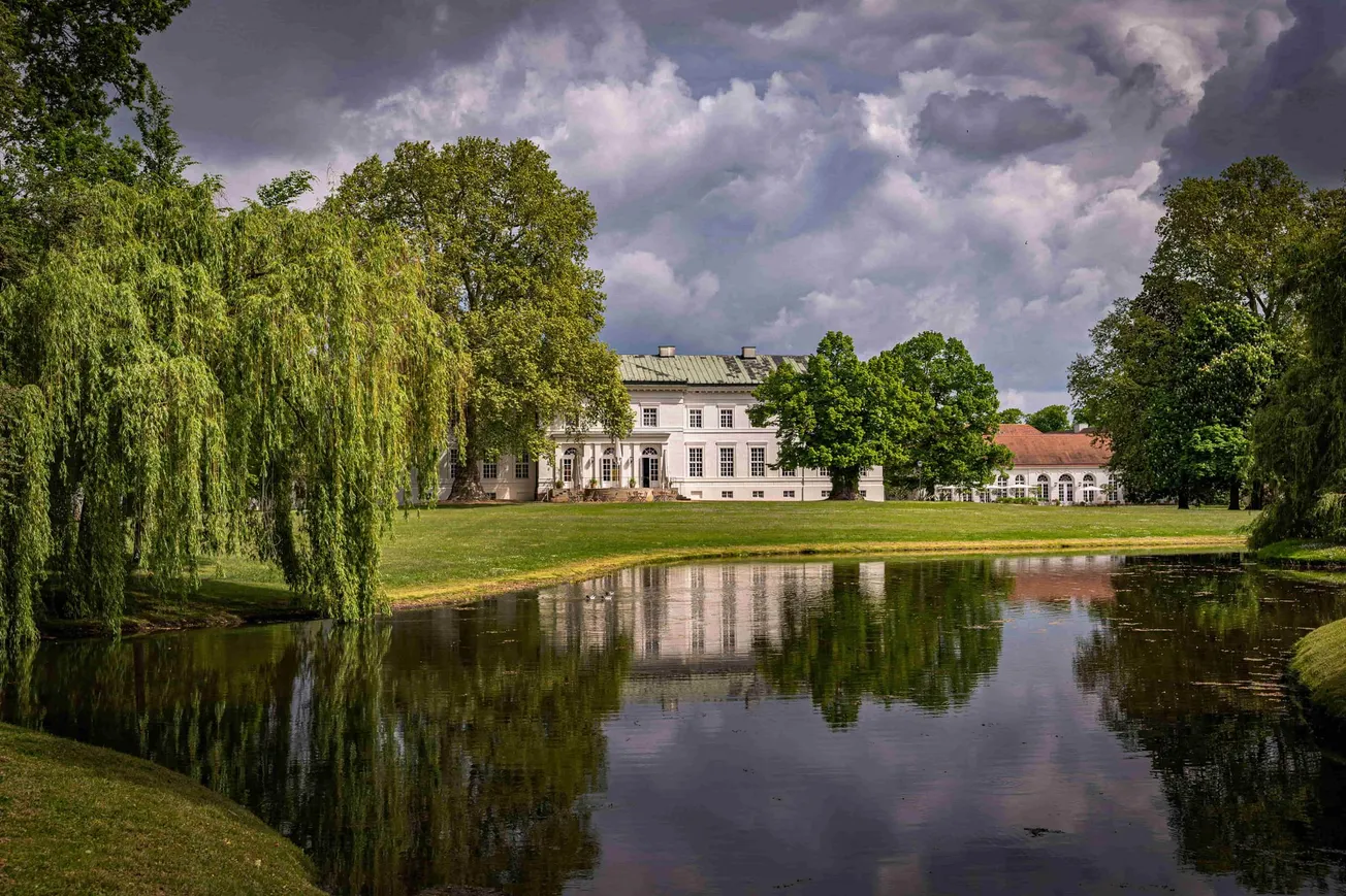 Ufersicht auf das Schloss Neuhardenberg, wo die Kabinettsklausur stattfinden wird. Credit: IMAGO/Jürgen Ritter