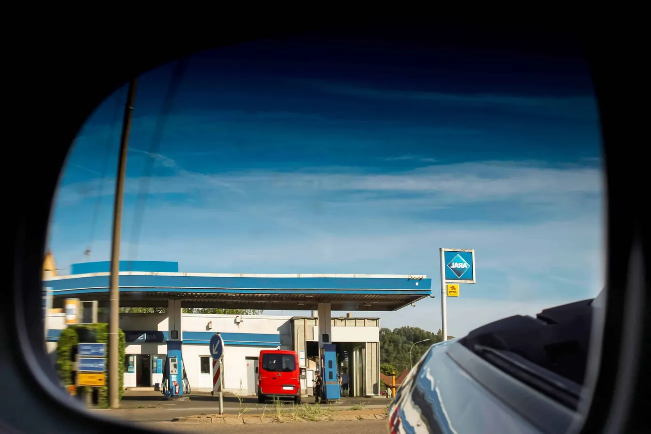 Tankstelle im Rückspiegel eines Autos. Credit: IMAGO/Michi Jo Standl.